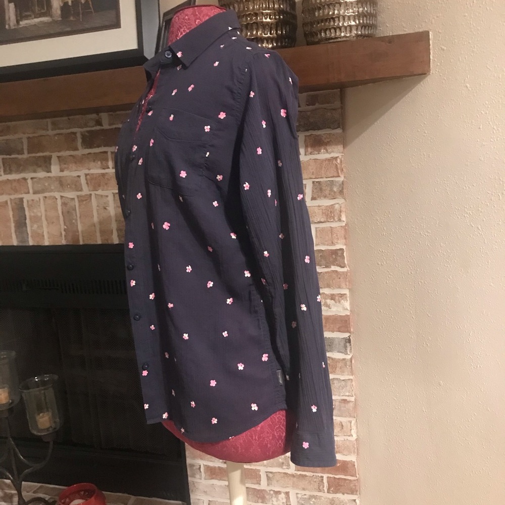Eddie Bauer Liteweight Top wrinklier W/flowers